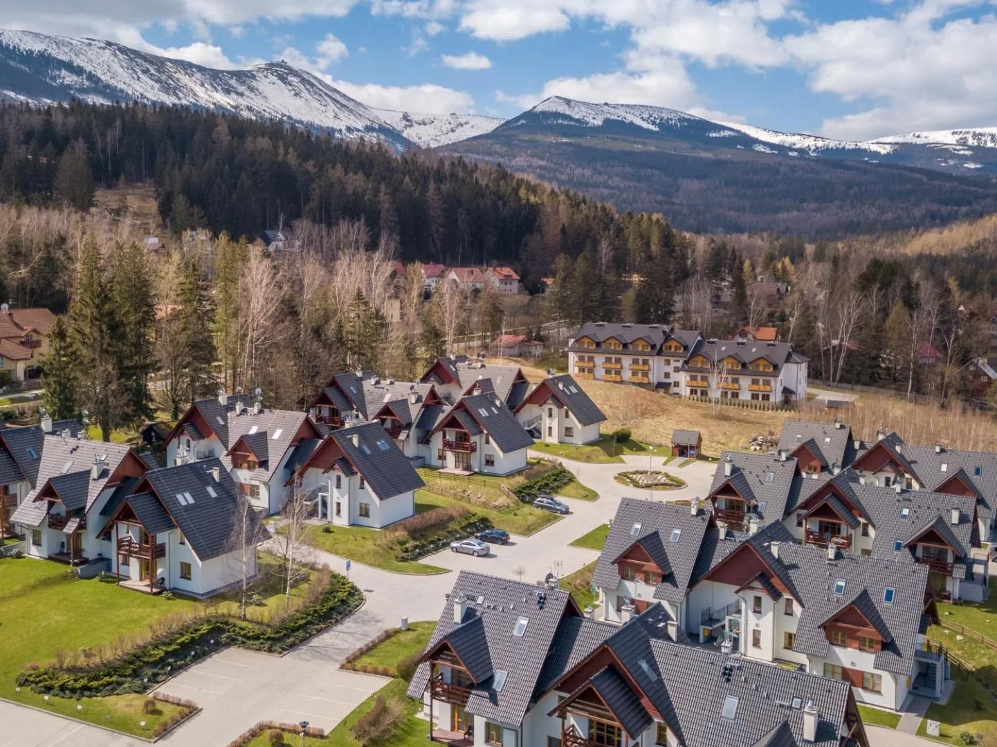 Osiedle i Karkonosze z lotu ptaka